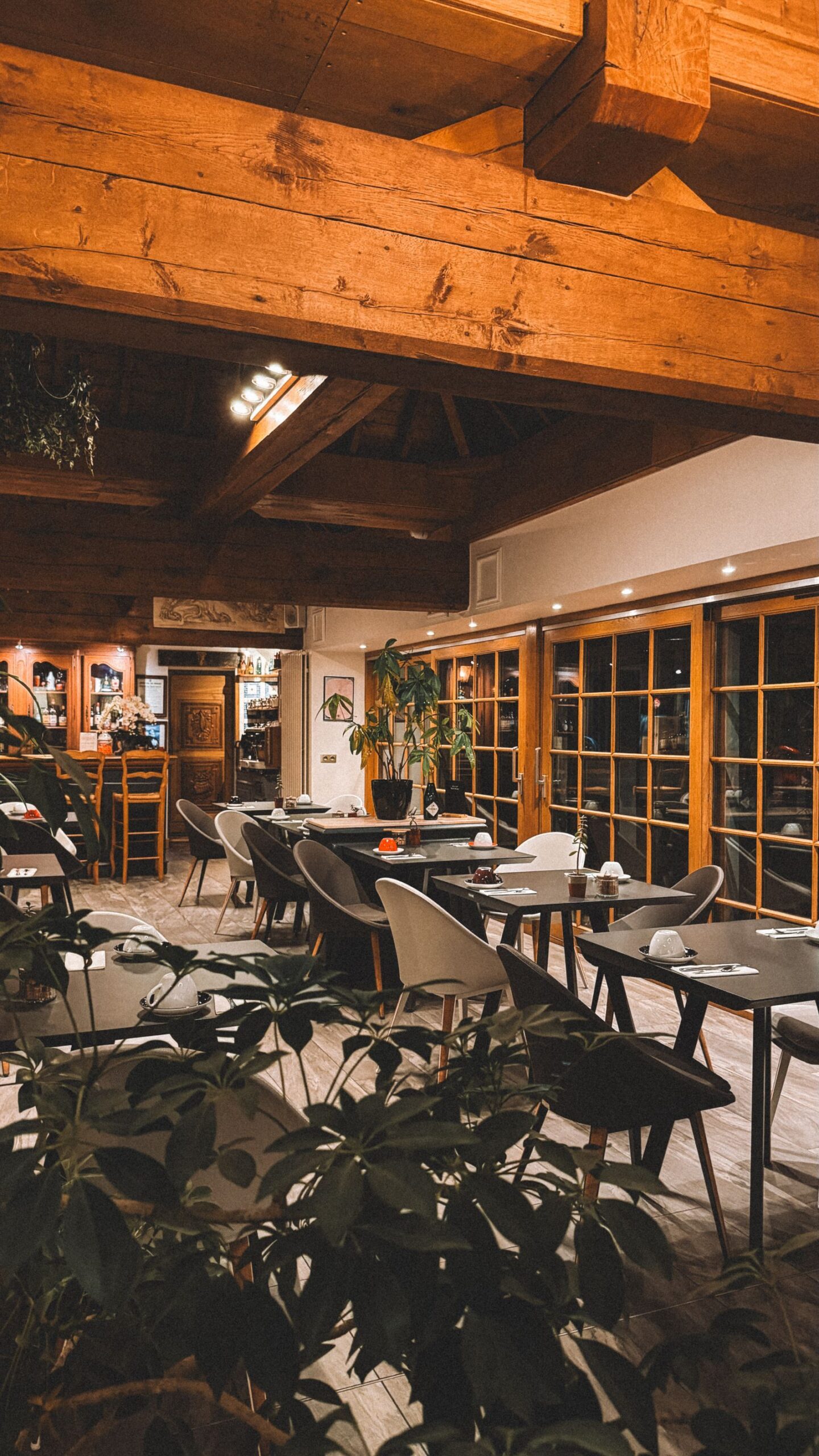 Salle du restaurant aux poutres apparentes