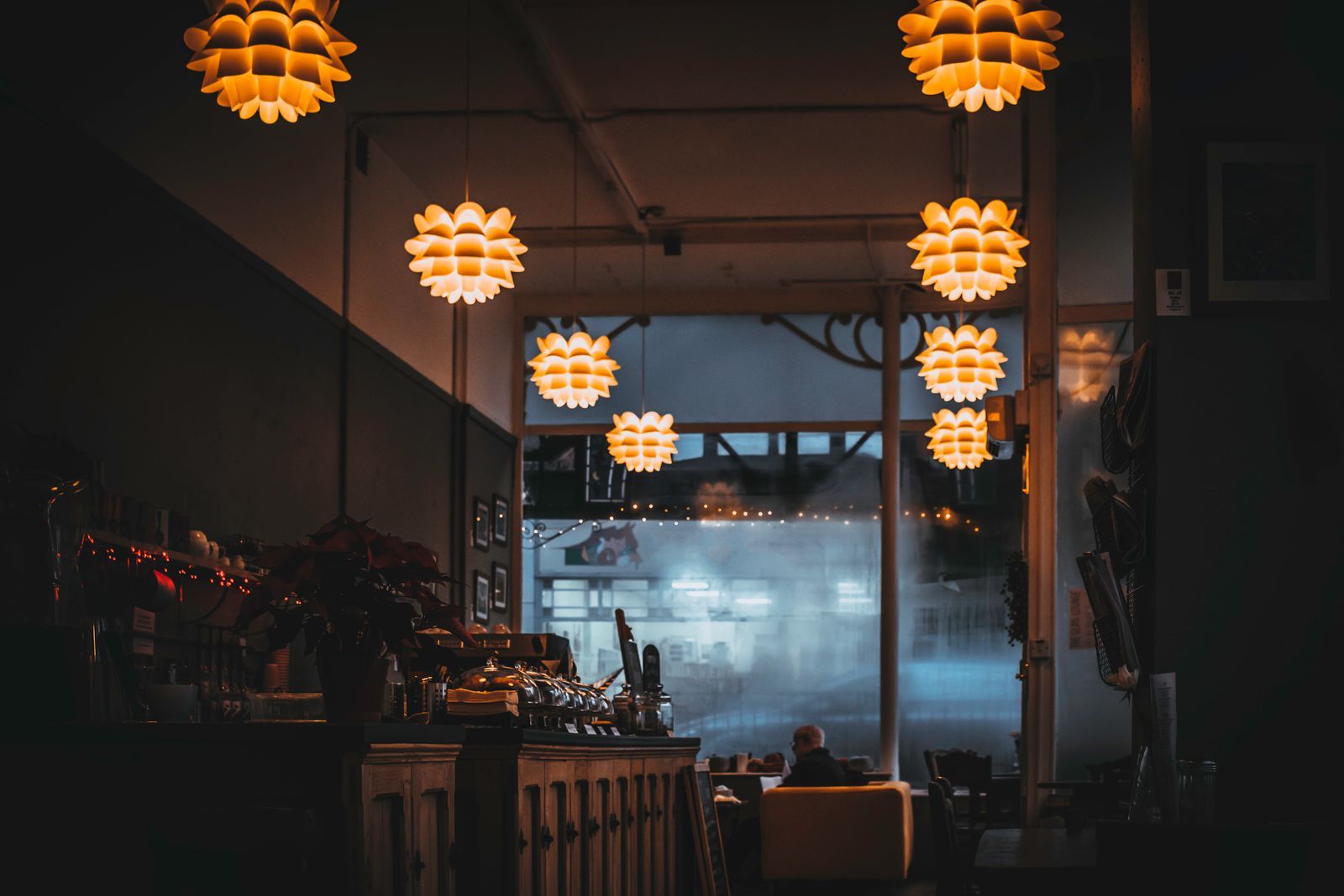 Salle du restaurant le soir, suspensions lumineuses