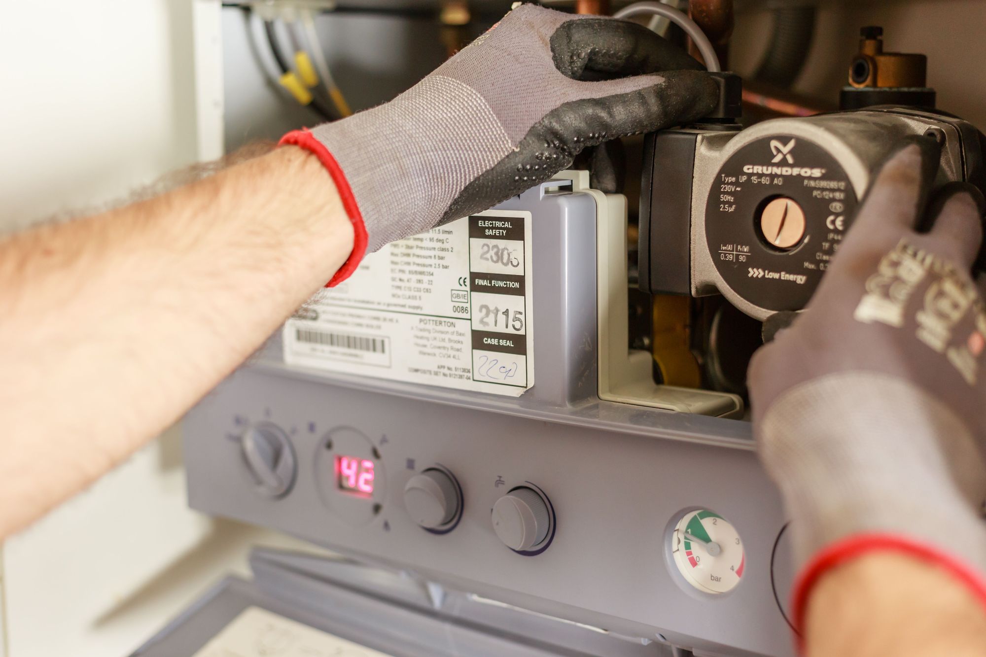 Technicien intervenant sur une chaudière