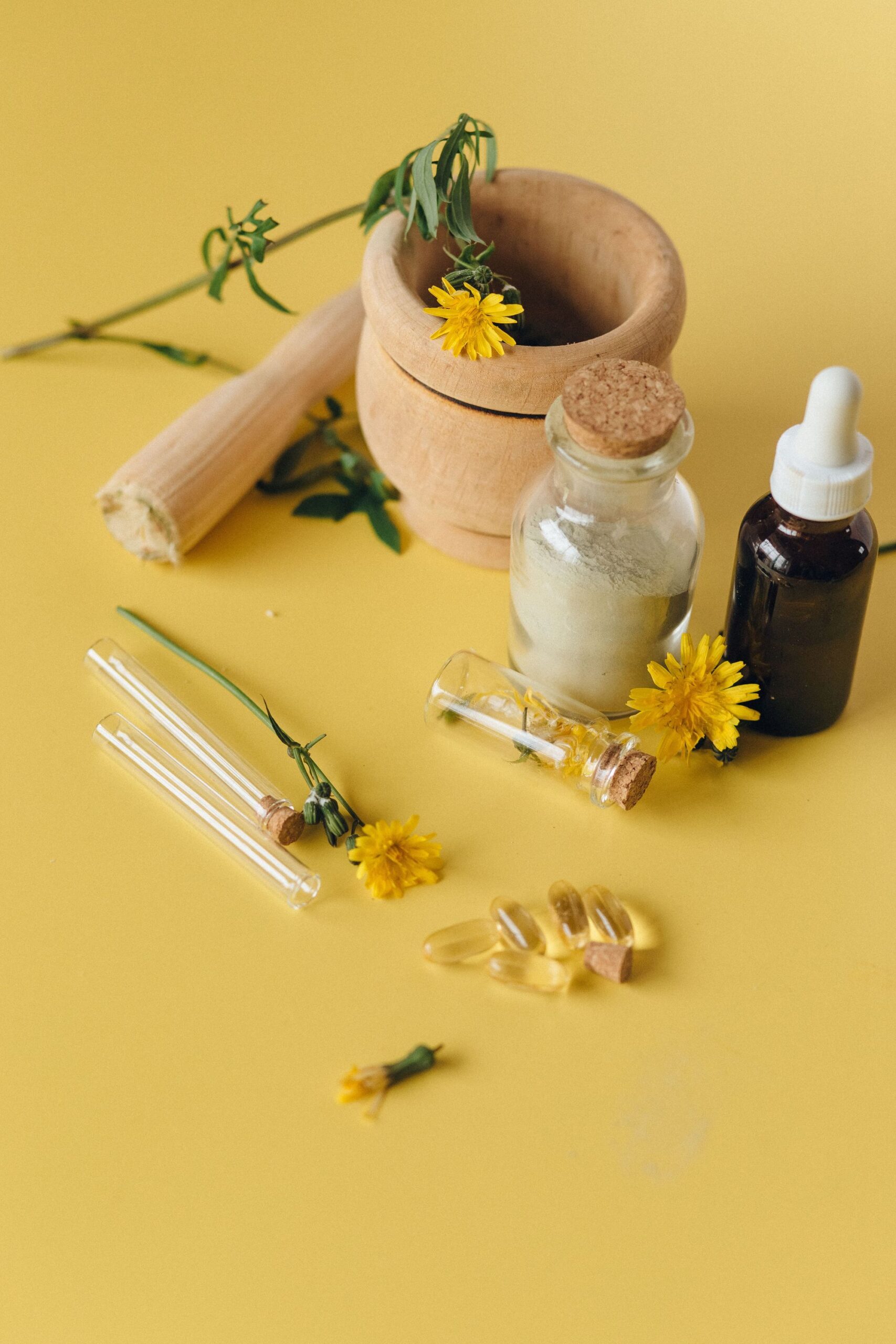Mortier, flacons et fleurs de pissenlit