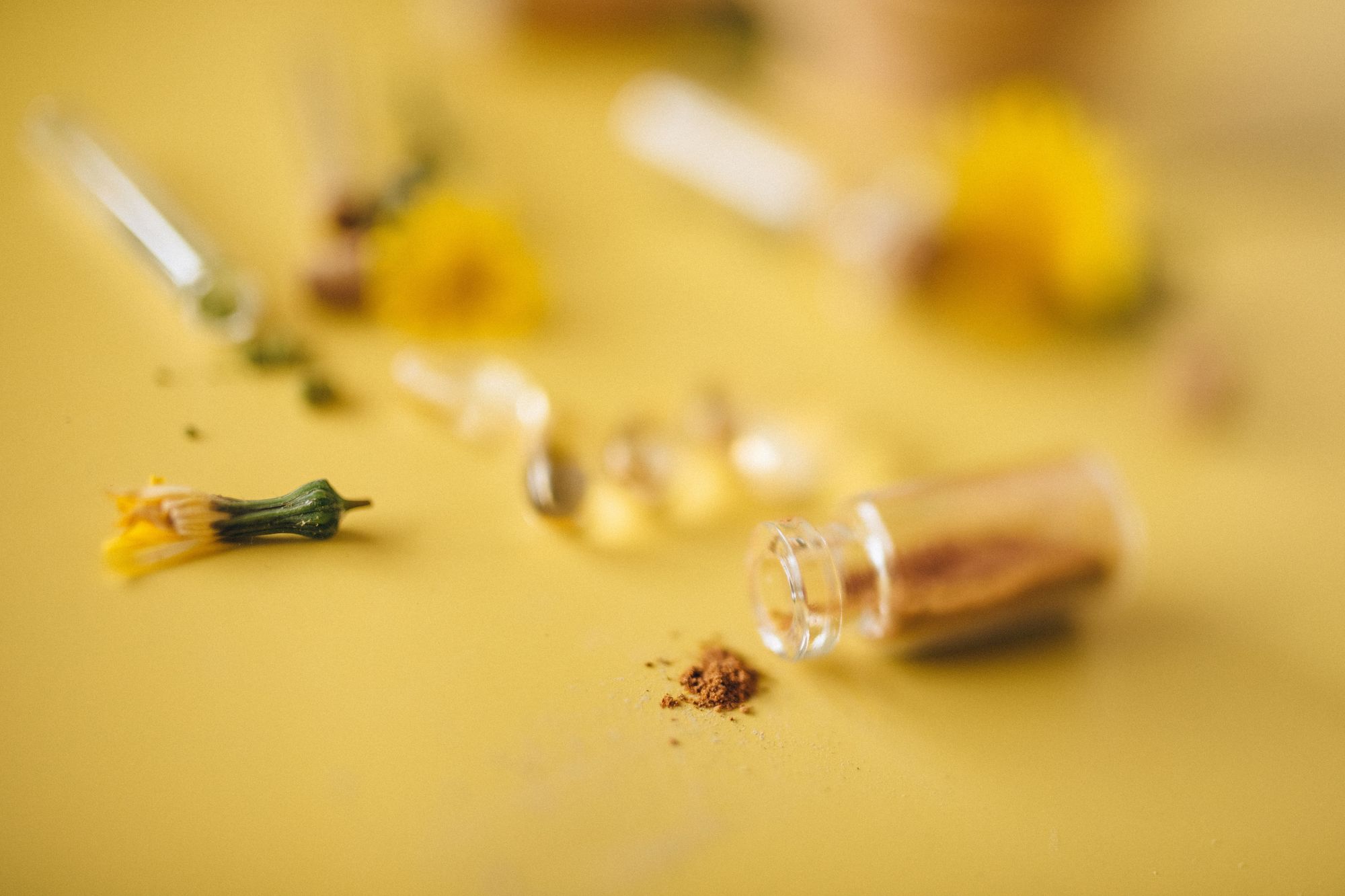 Flacons et fleurs sur une table